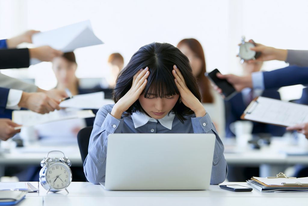 イベント運営の業務や問い合わせが1人の担当者に集中し、情報管理が属人化してパンク状態