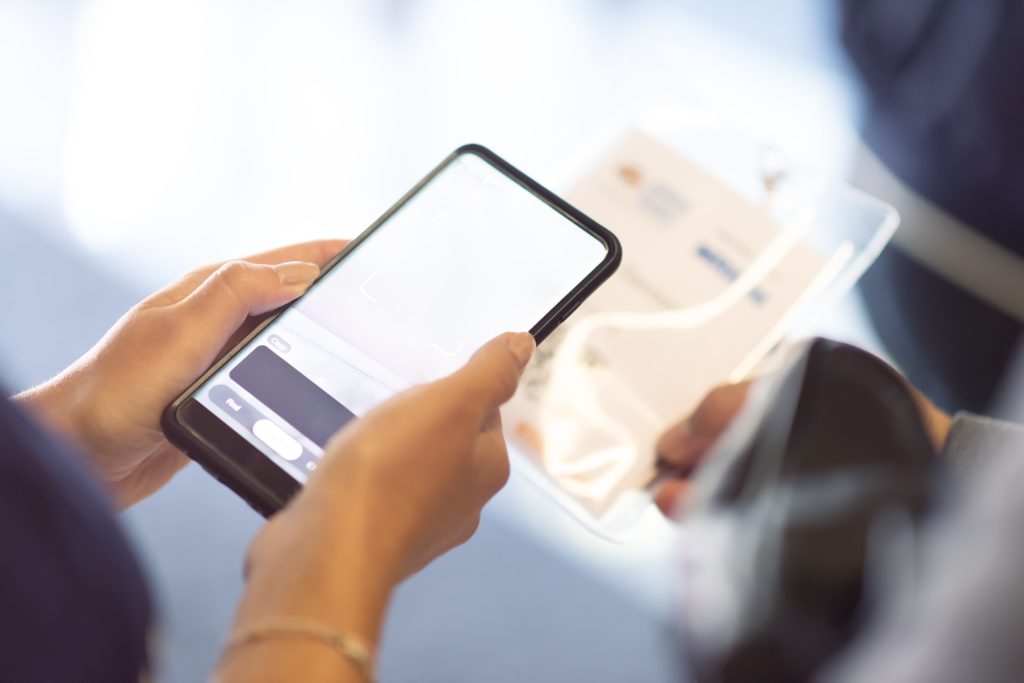 イベントの受付でスマートフォンに表示されたQRコードチケットを提示