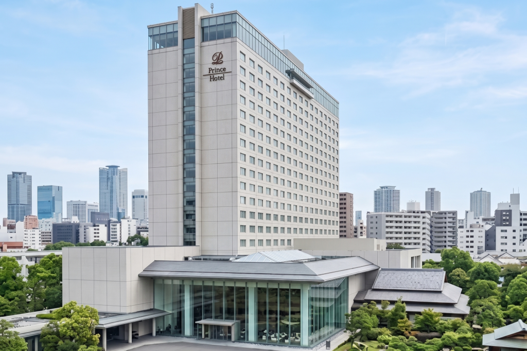 プリンスホテルの現代的な高層建築の全景