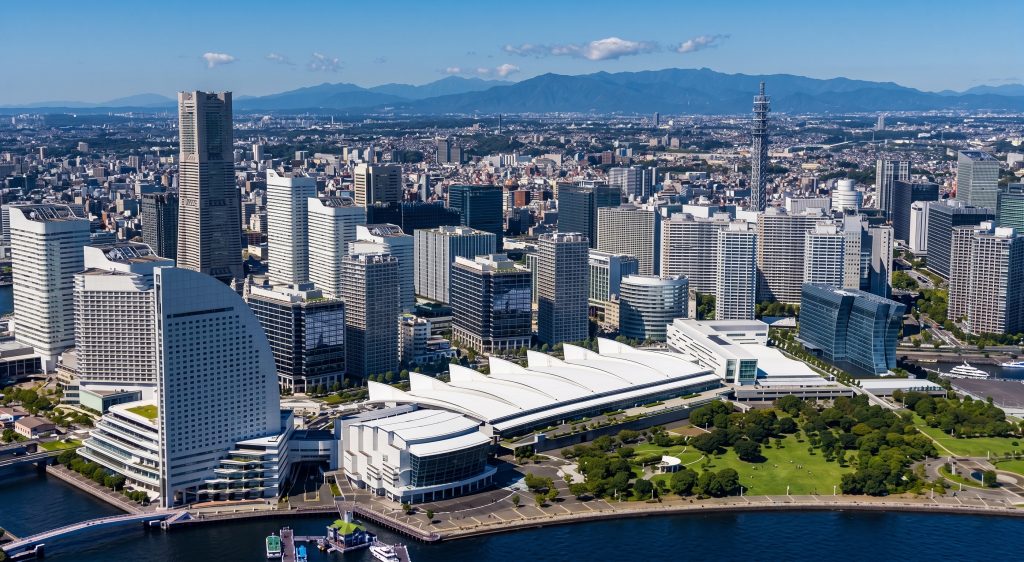 横浜みなとみらい地区の空撮。特徴的な帆のようなホテルとコンベンションセンター